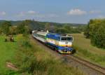 754 057 mit Os 7412 nach Domazlice am 05.09.2014 bei Blizejov.