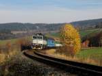 Die 754 074 mit einem Os nach Bayerisch Eisenstein am 15.11.2014 unterwegs bei Dešenice.