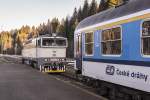 754 074-3 der CD  Taucherbrille  hat im Bahnhof Železná Ruda-Alžbětín (Bayerisch Eisenstein) ihren Zug umfahren und setzt sich an die Spitze des nun als R 779 bezeichneten