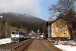 754 057-8 mit den Os 7504 in Špičák am 15.03.2015