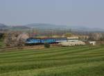 Die 754 015 mit einem Os nach Nýrsko am 24.04.2015 unterwegs bei Starý Láz.