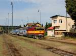 Die 754 044 mit einem Os nach Čerčany am 12.07.2015 bei der Ausfahrt aus Týnec nad Sázavou.