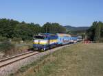 Die 754 024 mit einem Os nach Český Budějovice am 29.08.2015 unterwegs bei Horní Planá.