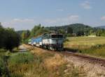 Die 754 022 mit einem Os nach Český Budějovice am 07.08.2015 unterwegs bei Horní Planá.