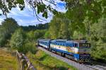 In Zelena Lhota fährt die 754 027-1 mit dem Os 7547 durch den Böhmerwald.Bild vom 13.9.2014