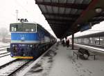 754 008-1 steht am 23.01.16 in Praha-Vršovice mit dem OS 9055 von Praha-Vršovice nach Čerčany.