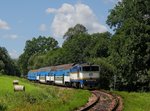 Die 754 029 mit einem Os nach České Budějovice am 30.07.2016 unterwegs bei Kájov.