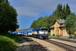 Ein Bahnhof ohne Bahnsteig findet man in Polecnice.