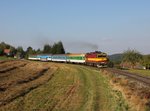 Die 754 044 mit einem Os nach Nové Údolí am 27.09.2016 unterwegs bei Plešovice.