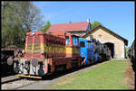 Am 1.5.2024 schaute ich vormittags bei dem kleinen Eisenbahnbahnmuseum in Krimov nahe der Grenze zu Sachsen vorbei. Das Museum ist quasi das alte Eisenbahn Depot mit zweiständigem Lokschuppen. Dort arbeiten einige Eisenbahnenthusiasten aus Tschechien alte CSD Fahrzeuge wieder auf. Unter anderem gehören auch die hier abgebildeten Kleindieselloks 701.722-1 und 701.420-2 dazu. Bei der dahinter stehenden Schlepptender Dampflok handelt es sich um die CSD 414.407. Die netten Museumsbahner vor Ort ermöglichten mir auch das Begehen und Fotografieren im Lokschuppen.