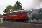 M131.1133 (CD 801 133) und CSD M131.1228 als Os 11827 (Chrudim mesto - Pardubice hl.n.) bei der Paralllelausfahrt mit der CSD 423 009 (CD 90 54 4230 009-1) mit dem Os 11828 (Chrudim - Chocen) am 05.Oktober 2019 kurz nach dem Bahnhof Chrudim.