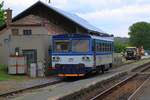 CD 810 628-8 am 11.Mai 2019 im Bahnhof Cejc.