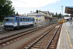 CD 810 519-9 am 06.Juli 2019 als Os 13911 nach Zborovice und CD 914 062-5 (rechts)als Os 14243 nach Vizovice am 06.Juli 2019 im Bahnhof Kromeriz.