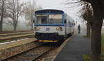 810 340-8 als OS  von Lochovice nach Liteň (deutsch Litten) einer Minderstadt im Okres Beroun 
Mittlerweile ist es wieder   schön  neblig im Böhmischen Becken. 13.11.2022 11:50 Uhr.