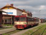 Drei Farbvariante der BR 810: 810 477-0 mit Os 15759 Trutnov Hlavn Ndra-Teplice nad Metuji auf Bahnhof Trutnov Hlavn Ndra am 6-8-2011.