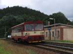 810 549-6 mit Os 5740 Trutnov Hlavn Ndra-Vrchlabi auf Bahnhof Vlčice am 8-8-2011.