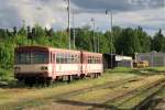 CZ-CD 50 54 24-29 535-8 Bdtax785 + CZ-CD 50 54 24-29 524-2 Bdtax785 und im Hintergrund 914 067-4 / 814 067-5 auf Bahnhof Telč am 20-5-2013.