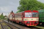 810 222-0 und eine Beiwagen mit Os 24817 Okřky-Znojmo auf Bahnhof Okřky am 21-5-2013.