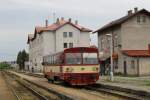 810 222-0 mit Os 24809 Okřky-Znojmo auf Bahnhof Okřky am 24-5-2013.