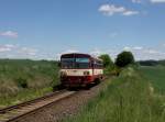 Der 810 633 als Os am 25.05.2014 unterwegs bei Březnice.