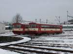 Der 810 046 und der 810 369 am 27.12.2014 an der Drescheibe im BW Klatovy.