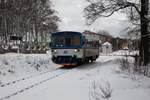 Einmal am Tag fährt ein Triebwagen von Aš město nach Hranice v Čechách und zurück. Hier schön zu sehen vor dem Triebwagen der Schnee auf den Gleisen. 810 566-0 mit dem Os 17220 in der Ausfahrt  Aš město am 17.01.18.