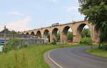 Kleiner Zug auf großer Brücke! 810 641-1 (Os 20980) zu sehen auf dem Stadtviadukt in Cheb am 06.06.18.