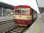 Dieseltriebzug 810 548-.8 steht kurzzeitig im Bahnhof von Karlsbad am 22.