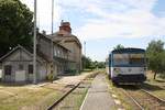 CD 810 519-9 am 06.Juli 2019 als Os 13910 (Zborovice - Kromeriz) im Bahnhof Zdounky.