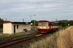 810 050 als Os16717 (Žlutice - Rakovník) durchfährt am 22.07.2019 Lubenec zastávka.