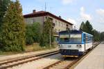 CD 810 097-6 am 24.August 2019 als Os 24937 nach Studenec im Bahnhof Velke Mezirici.