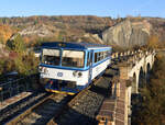 Am frostigen Morgen des 24. Oktober 2021 überquerte der 810 224 als Os 25906 das Severozápadní viadukt am prager Semmering.