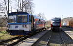 Treffen in Loket. TW 810 666-8 , der zwischen Chodov und Loket pendelt, trifft 642 738 der Erzgebirgsbahn, der  als Sonderzug aus Zwickau kam.18.03.2023  14:45 Uhr.
Beide Züge stehen, der Fotograf stand auf dem Überweg vom Bst. 1 zum Bst. 2