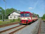 2009 bedienten noch die České dráhy den Korridorzug von Liberec nach Varnsdorf, hier mit 810 673 bei der Durchfahrt durch Großschönau