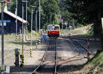 Tele-Blick auf das Bahnhofsgelände von Lomnice nad Popelkou , am Ende döst  M152 0604 in der Mittagssonne, selbiger TW wird den Fotografen später zurück nach Libun bringen, vorher