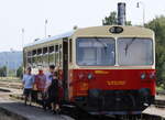 Abschied in Libun, M152 0604 verkehrt nur Samstag und Sonntag im Sommer, wer mag bekommt ein kühles Radegast serviert und wird eingeladen, ein Stück in der  Kabine   mitzufahren , egal ob Männlein, Weiblein oder Kind, dies gehöre bei den Sonderfahrten dazu. Abschied vom netten Personal in Libun. 31.08.2024  14:54 Uhr.