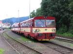 Eine Kombination von 810 577-7, eine 010 und die 843 004-3 mit Os 16211 Liberec-Harrachov auf Bahnhof Tanvald am 12-7-2009.