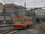 Der 810 386 am 03.04.2010 bei der Ausfahrt aus Praha Hbf.