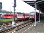 Auf Grund von Bauarbeiten auf der KBS 235 war die Strecke am 27./28.06.2009 zwischen Wilthen und Ebersbach(Sachs) gesperrt. In Ebersbach(Sachs) warten daher auf Abfahrt von rechts nach links 612 108-1 als RE2 nach Liberec(Reichenberg), 810 643-7 als Os 6641 nach Rumburk und 642 149-9 als RB61 nach Zittau.
