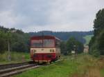 810 549-6 mit Os 5740 Trutnov Hlavn Ndra-Vrchlabi auf Bahnhof Vlčice am 8-8-2011.