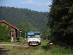 Zwei Bilder, drei Lackierungen der Brotbchse: 810 565-2 mit Os 15764 Teplice nad Metuji-Trutnov Hlavn Ndra auf Bahnhof Adrpach am 2-8-2011.