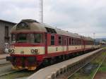 Eine auergewhnliche Zuggattung bestehende aus 854 213-6/80-29 + 810 565-2 + 810 312-9 ist mit Sp 1865 Kolin-Trutnov Hlavn Ndra zu sehen auf Bahnhof Trutnov Hlavn Ndra am 6-8-2011.