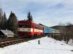 Der 810 318 mit einem Personenzug am 01.01.2013 unterwegs bei Bhmisch Eisenstein.