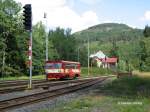 810 315 ist mit seinem Beiwagen als Os 2630/1 von Decin (Tetschen-Bodenbach) in Jedlova (Tannenberg) angekommen und setzt jetzt um fr die Rckfahrt. - 15.07.2006
