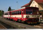 810 265-9 steht nach der Ankunft aus Bor mit einem unterwegs angehngten Beiwagen im Bahnhof Domazlice / Tschechien.