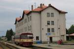 810 222-0 mit Os 24809 Okřky-Znojmo auf Bahnhof Okřky am 24-5-2013.