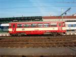 Ein Fahrzeug der BR 810 in einem Bahnhof in Tschechien 