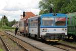 810 433-3 und eine Beiwagen mit Os 24813 Okříšky-Znojmo auf Bahnhof Okříšky am 21-5-2013.