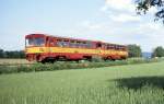 Voll besetzt ist Zug 15914 bei Skovice am 28.6.1992 auf der Nebenstrecke nach Caslav unterwegs. Motorwagen ist 810237.