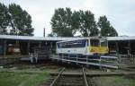 Triebwagen 810069 wird auf der Drehscheibe des Depot Krnov am 16.6.2001 in Stellung gebracht.